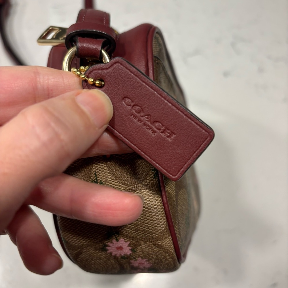 Coach Jamie Camera Bag In Signature
Canvas W. Wildflower Print - Picture 5 of 5